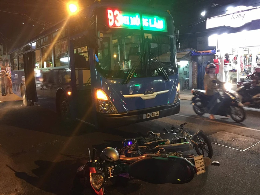 Nữ sinh lớp 8 bị xe buýt cán nát tay. 
